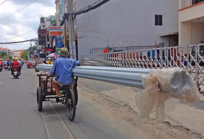 Xe ga gác chở tôn cồng kềnh trên đường Phan Văn Trị, quận Gò Vấp