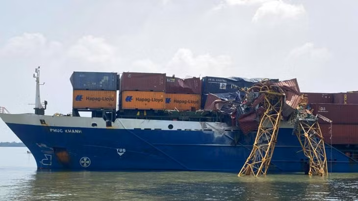 Cẩu thi công bị đổ sập làm biến dạng các container trên tàu