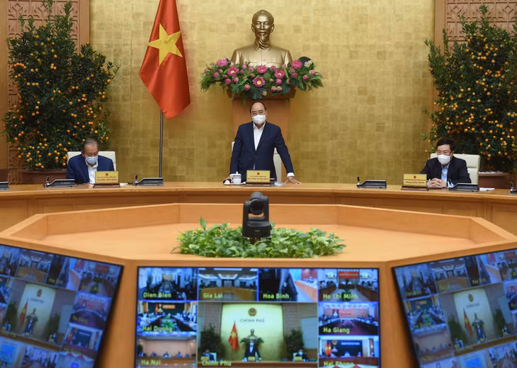 Thủ tướng đánh giá cao nỗ lực của Bộ Y tế thực hiện nghiêm túc yêu cầu của Bộ Chính trị, của Thủ tướng Chính phủ khi gần 117.000 liều vaccine đã về đến Việt Nam để sớm đưa vào tiêm chủng cho người dân. Ảnh: VGP