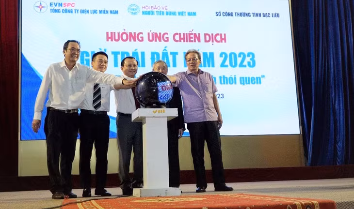 Đại biểu thực hiện nghi thức hưởng ứng chiến dịch Giờ Trái đất 2023 tại Bạc Liêu