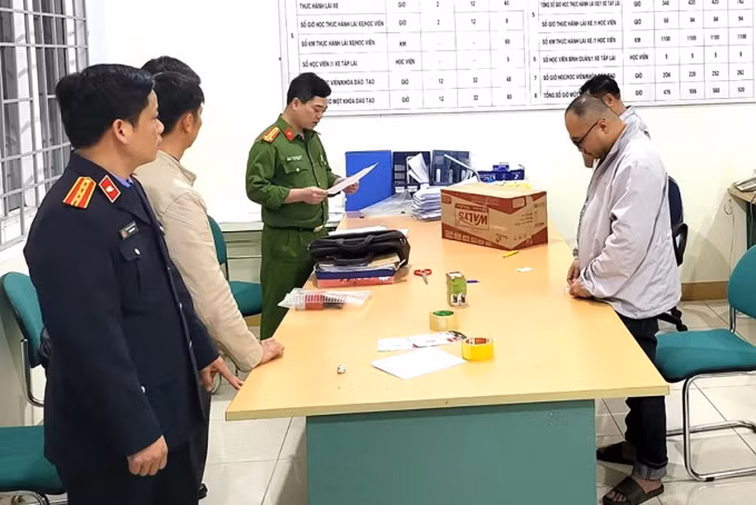 Cảnh sát tống đạt quyết định khởi tố với bị can.