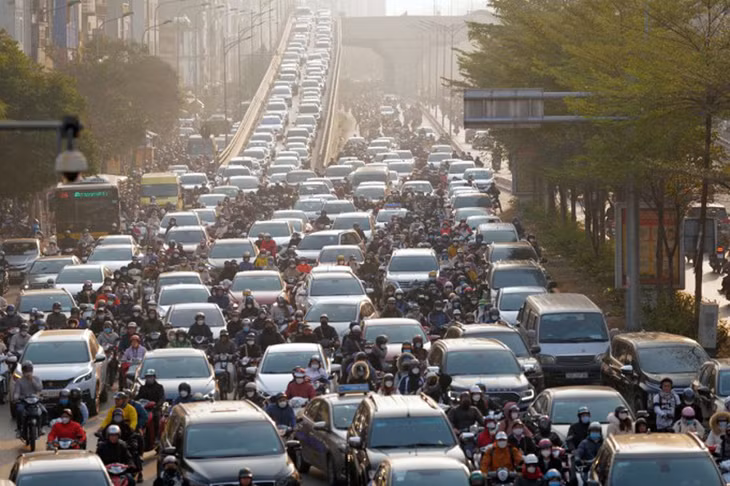 Dân số tăng dẫn đến quá tải hạ tầng, nhiều tuyến đường ở Hà Nội thường xuyên ùn tắc trong giờ cao điểm