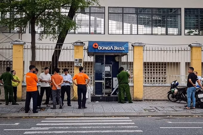 Lực lượng công an khám nghiệm hiện trường