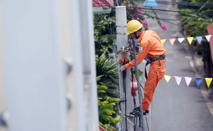 Nhân viên Điện lực Hà Nội sửa chữa trên đường dây