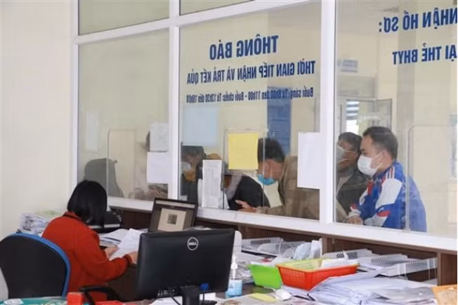 Doanh nghiệp làm thủ tục bảo hiểm. Ảnh minh họa