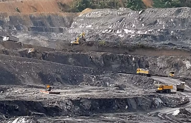 Mỏ than lộ thiên ở Lào cách Cửa khẩu Quốc tế La Lay khoảng 120 km đang được khai thác, vận chuyển về Việt Nam