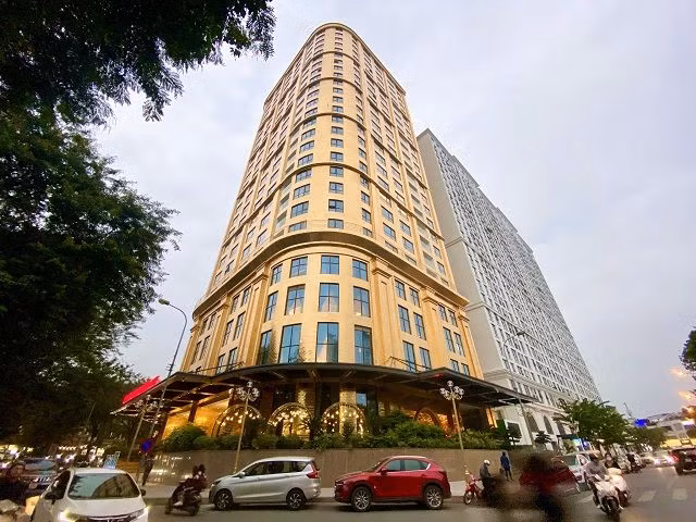 Khách sạn dát vàng Dolce by Wyndham Hanoi Golden Lake mới khai trương từ tháng 7/2020 nay được rao bán với giá 250 triệu USD Khách sạn dát vàng Dolce by Wyndham Hanoi Golden Lake mới khai trương từ tháng 7/2020 nay được rao bán với giá 250 triệu USD