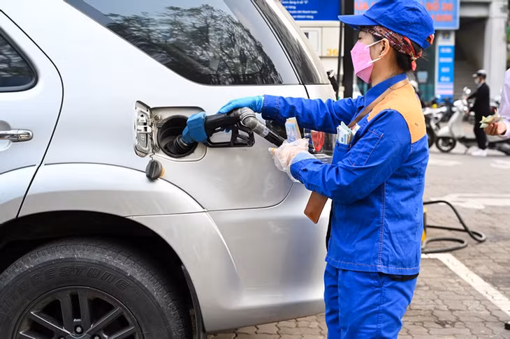 Giá xăng trong nước tăng mạnh Giá xăng trong nước tăng mạnh