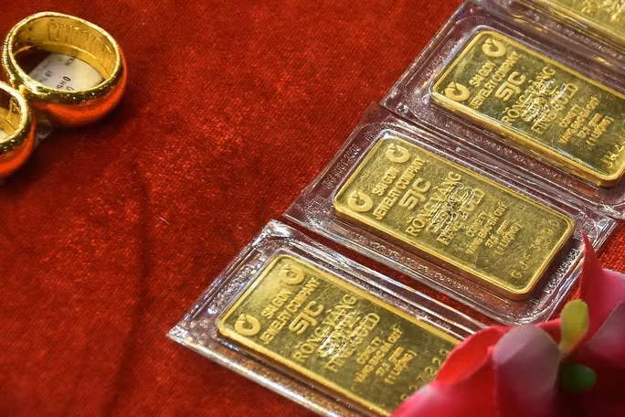 Giá vàng miếng SJC bán lẻ đang cao hơn 13,9 - 14 triệu đồng/lượng so với giá vàng thế giới