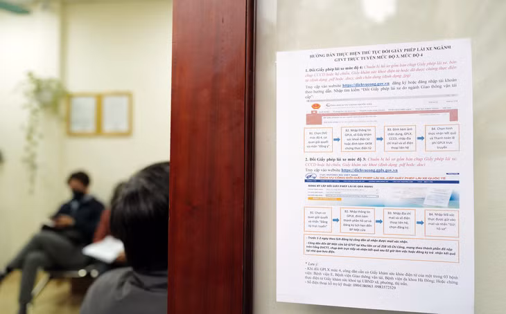 Cấp, đổi giấy phép lái xe qua mạng giúp giảm tải việc người dân xếp hàng chờ đợi