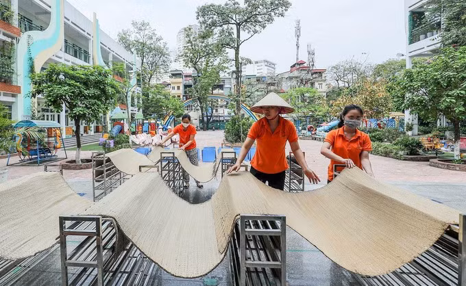 Giáo viên mầm non ở Hà Nội tổng vệ sinh ngày 8/5 để đón trẻ trở lại trường.