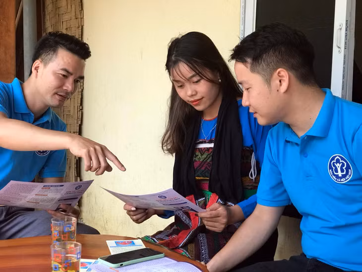 Cán bộ BHXH tới từng thôn, ban tuyên truyền BHXH tự nguyện, BHYT HGD tới người dân