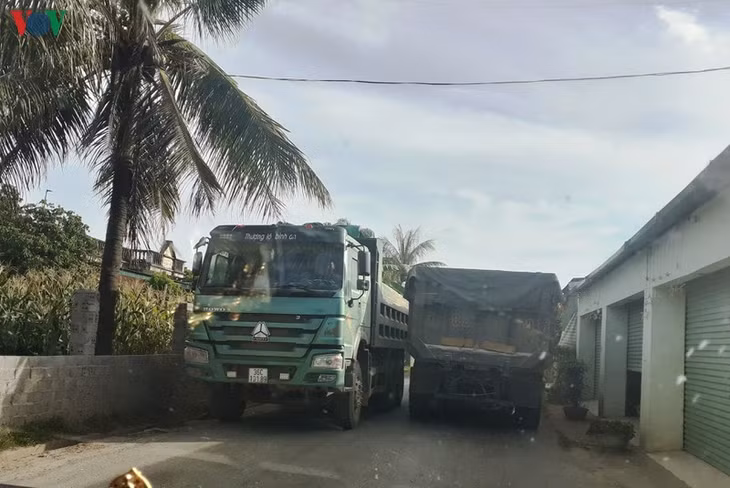 Thị trấn Thọ Xuân là nơi có nhiều xe chở vật liệu xây dựng hoạt động.