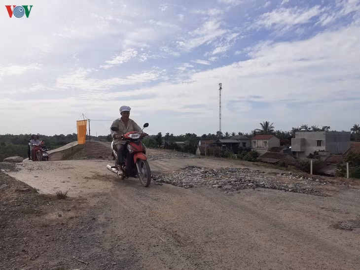 Mặt đê đã được san gạt tạm thời để các phương tiện có thể đi lại.