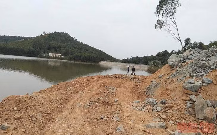 Diện tích lấn chiếm trái phép tại hồ Trại Trâu. Ảnh: Nhân Dân