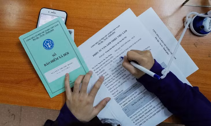 Người lao động tìm kiếm cơ hội mới tại Trung tâm Dịch vụ việc làm Hà Nội khi mất việc vì đại dịch