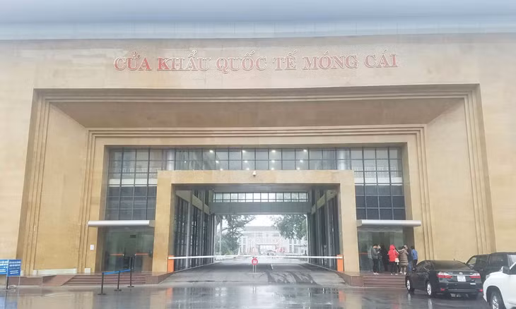 Gần 4.000 người xuất nhập cảnh qua Cửa khẩu Móng Cái sau thông quan Gần 4.000 người xuất nhập cảnh qua Cửa khẩu Móng Cái sau thông quan