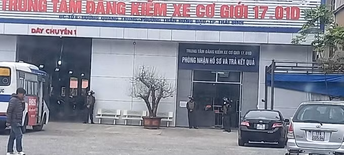 Các đơn vị nghiệp vụ Công an tỉnh Thái Bình tiến hành khám xét Trung tâm đăng kiểm xe cơ giới 17.01D Các đơn vị nghiệp vụ Công an tỉnh Thái Bình tiến hành khám xét Trung tâm đăng kiểm xe cơ giới 17.01D