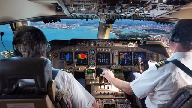 Hàng ngàn phi công nước ngoài đang làm việc cho các hãng bay Việt Nam