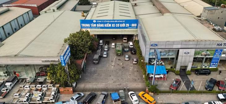 Các phương tiện xếp hàng vào đăng kiểm tại Trung tâm đăng kiểm 29-08D