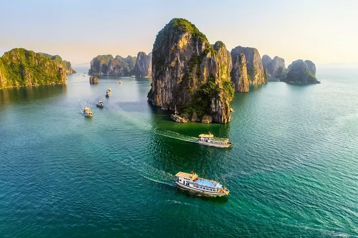 Vịnh Hạ Long nhìn từ trên cao.
