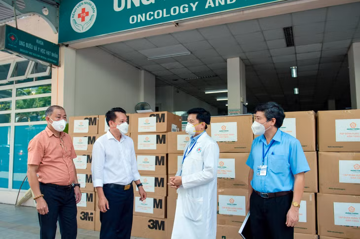Hy vọng số trang thiết bị y tế do Tập đoàn Hưng Thịnh hỗ trợ sẽ giúp ích nhiều hơn cho đội ngũ y, bác sĩ tại bệnh viện trong công tác điều trị và phòng, chống dịch Covid-19