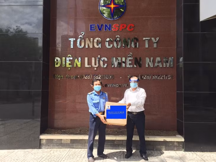 Sáng ngày 3/9, toàn bộ số vật tư y tế được bàn giao tại trụ sở Tổng Công ty Điện lực Thành phố Hồ Chí Minh và trụ sở Tổng Công ty Điện lực miền Nam