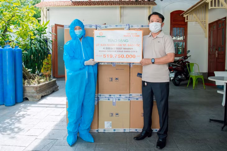 Đại diện Tập đoàn Hưng Thịnh trao tặng 4.500 bộ kit xét nghiệm nhanh SARS-CoV-2 cho UBND TP.Bảo Lộc