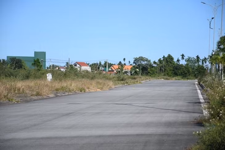 Đường chưa thông về phía trung tâm TP Quảng Ngãi, giá khởi điểm cao chính là nguyên nhân khiến việc đấu giá 116 lô đất liên tiếp thất bại.