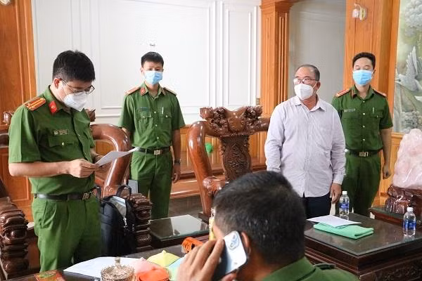 Công an đọc lệnh khám xét nhà đối với ông Minh