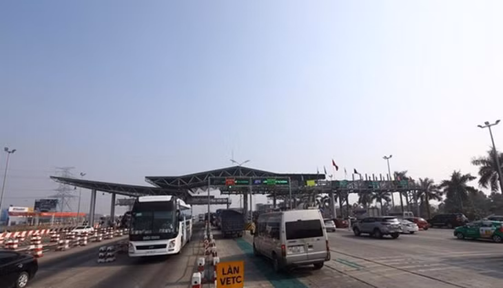 Tổng cục Đường bộ Việt Nam yêu cầu xử lý nghiêm xe ôtô đi sai làn thu phí không dừng