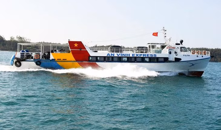 Tàu cao tốc vận chuyển du khách từ cảng Sa Kỳ vượt biển ra huyện đảo Lý Sơn, tỉnh Quảng Ngãi