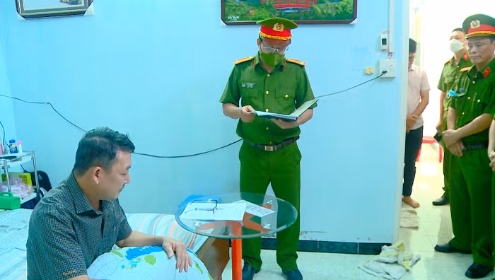 Cơ quan Cảnh sát điều tra Công an tỉnh Khánh Hòa tống đạt các quyết định tố tụng đối với bị can Huỳnh Văn Dõng