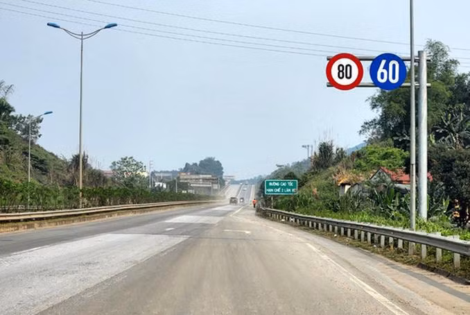 Một đoạn đường cao tốc 2 làn xe từ Yên Bái đến Lào Cai thuộc cao tốc Nội Bài - Lào Cai Một đoạn đường cao tốc 2 làn xe từ Yên Bái đến Lào Cai thuộc cao tốc Nội Bài - Lào Cai