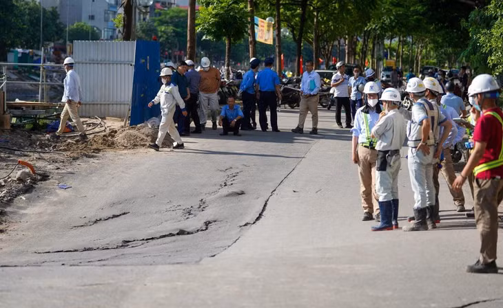 Đoạn đường bị sụt lún, chiều 14/6 Đoạn đường bị sụt lún, chiều 14/6