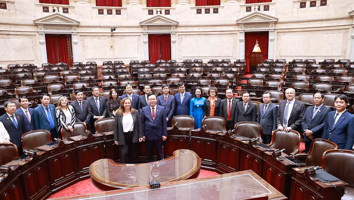 Chủ tịch Quốc hội Vương Đình Huệ và Chủ tịch Hạ viện Cộng hòa Argentina Cecilia Moreau cùng các đại biểu tham quan phòng họp chính của Tòa nhà Quốc hội Argentina. Ảnh: TTXVN