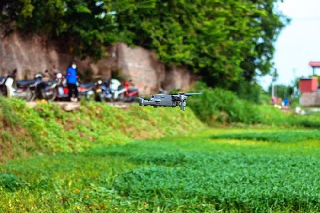 Flycam được sử dụng để giám sát việc thực hiện giãn cách xã hội của người dân huyện Mê Linh