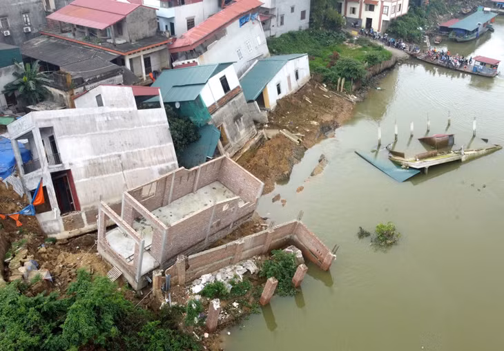 Nhà dân bị sạt trượt, đổ nghiêng ở TP Bắc Ninh