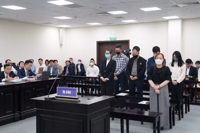 Cựu Chủ tịch Dược phẩm Vimedimex và các bị cáo liên quan tại phiên tòa lần trước.