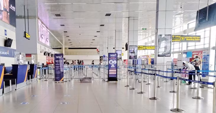 Do ảnh hưởng của dịch COVID-19, sân bay Nội Bài có những thời điểm nhà ga vắng hành khách đi máy bay