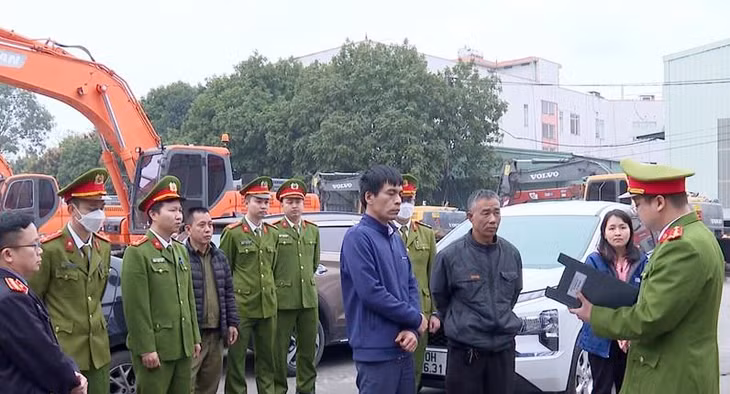 Cơ quan công an đọc lệnh bắt khẩn cấp các đối tượng tại Trung tâm Đăng kiểm xe cơ giới 29-07D Cơ quan công an đọc lệnh bắt khẩn cấp các đối tượng tại Trung tâm Đăng kiểm xe cơ giới 29-07D