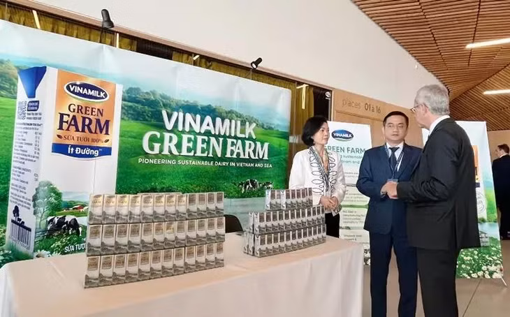 Ông Richard Hall - Chủ tịch Hội nghị sữa toàn cầu 2022 và các đại diện Vinamilk trao đổi thêm về mô hình Green Farm đã được Vinamilk xây dựng tại Việt Nam