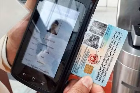 Thiết bị đọc CCCD gắn chip được sử dụng để kiểm tra thông tin.