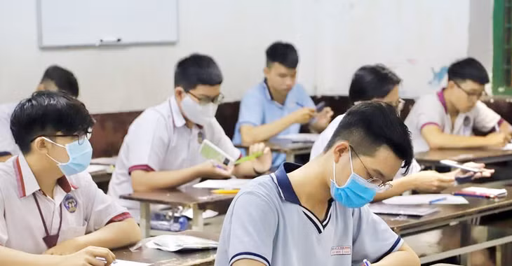 Thí sinh đợt 1 chuẩn bị làm bài thi tại điểm Trường THPT Trưng Vương, TP Hồ Chí Minh Thí sinh đợt 1 chuẩn bị làm bài thi tại điểm Trường THPT Trưng Vương, TP Hồ Chí Minh