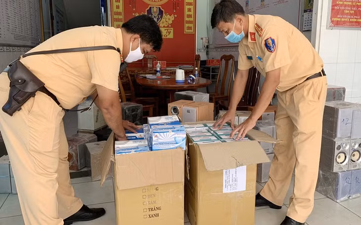 Lực lượng chức năng đang kiểm tra số hàng Lực lượng chức năng đang kiểm tra số hàng