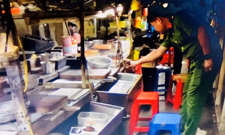 Công an khám xét một cơ sở gia công số vàng lậu, tạm giữ 14 kg vàng thỏi và nữ trang nghi vàng lậu Công an khám xét một cơ sở gia công số vàng lậu, tạm giữ 14 kg vàng thỏi và nữ trang nghi vàng lậu