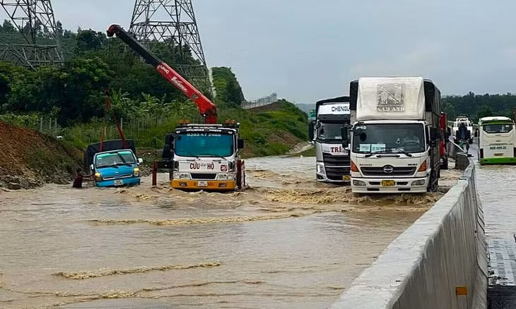 Cao tốc Phan Thiết - Dầu Giây đoạn đi qua địa phận tỉnh Bình Thuận bị ngập nước do mưa lớn
