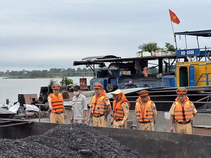 CSGT đường thuỷ phát hiện số than lậu trên sông Hồng