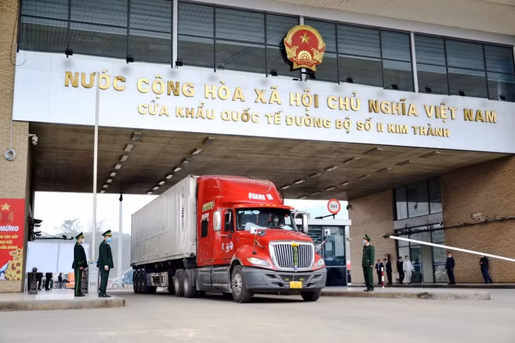 Thông quan hàng hóa ở Cửa khẩu quốc tế đường bộ Kim Thành- Lào Cai.