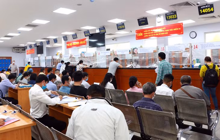Người dân đến giao dịch tại bộ phận tiếp nhận và trả kết quả hồ sơ khu vực 2 TP. Thủ Đức